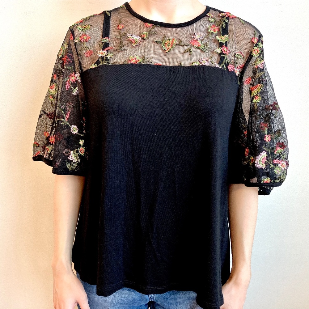 Kim and Cami Embroidered Mesh Bell Sleeve Black Jersey Top Medium - NWOT